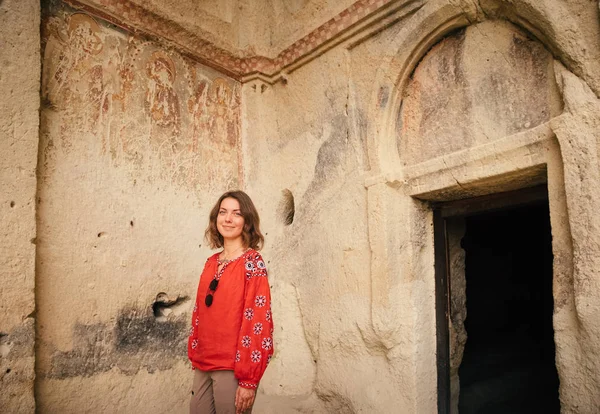 Туристка Гуляющая Каппадокии Исследующая Старые Церковные Руины Путешествие Турцию — стоковое фото