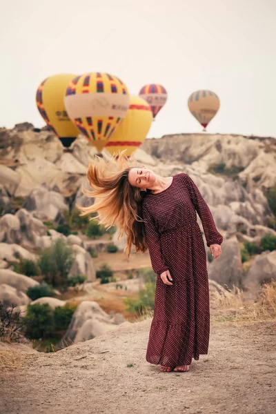 Femeie Frumoasă Care Bucură Flutură Părul Peisajul Cappadocia Balon Aer — Fotografie, imagine de stoc