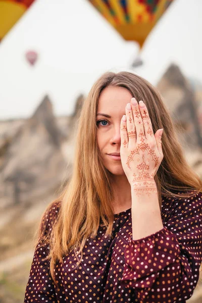 Portrait Beautiful Girl Colorful Scarf Covering One Eye Hand Has — Stock Photo, Image