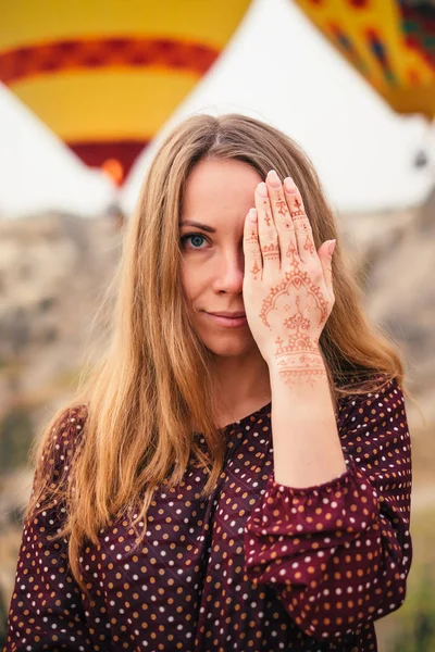 Portret Femeie Închidere Ochi Frumoși Tatuaj Mehendi Henna Îndemână Peisajul — Fotografie, imagine de stoc