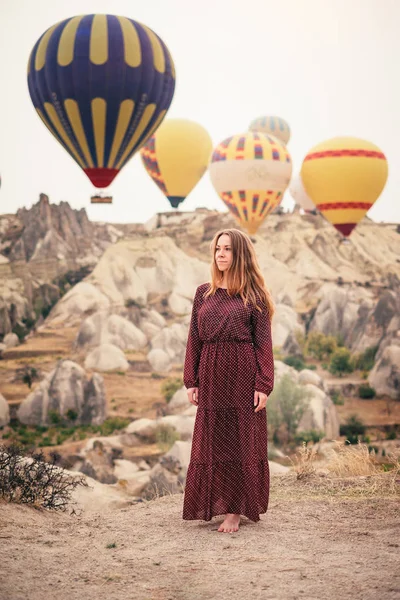 Gyönyörű Élvezi Csodálatos Kilátás Séta Hőlégballon Cappadocia Táj Háttér Napkeltekor — Stock Fotó