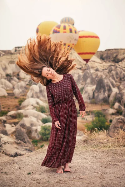 Женщина Наслаждается Волосами Фоне Пейзажа Каппечии Воздушным Шаром Заднем Плане — стоковое фото