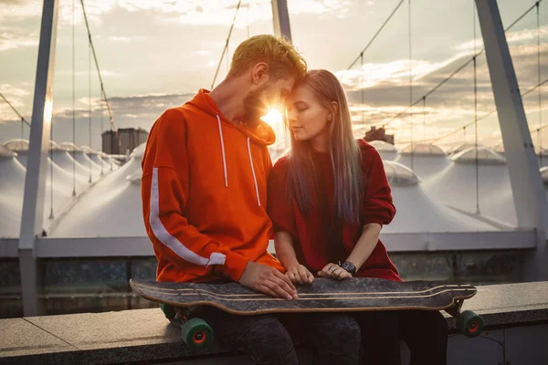 Elele Çatıda Oturan Gün Batımı Vaktinizi Gülümseyen Güzel Genç Çift — Stok fotoğraf