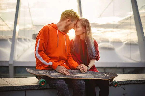 Hermosa Pareja Joven Cogida Mano Sonriendo Mientras Sienta Techo Disfruta — Foto de Stock