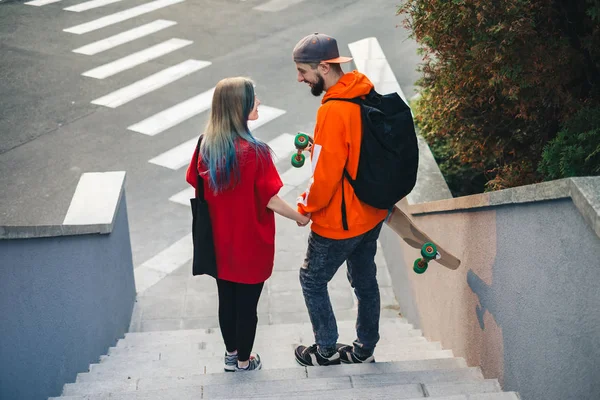 Hipsterpar Som Holder Hender Går Byens Gate Etter Kjørt Skateboard – stockfoto