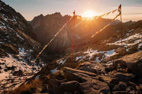 Friedliche Gebetsfahnen Flattern Wind Eisigen Winterberg Bei Sonnenuntergang Der Slowakei — Stockfoto