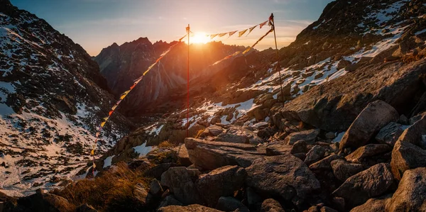 Friedliche Gebetsfahnen Flattern Wind Eisigen Winterberg Bei Sonnenuntergang Der Slowakei — Stockfoto