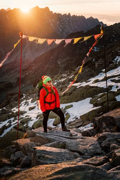 Junger Wanderer Farbenfroher Fantastischer Berglandschaft Und Tor Der Gebetsfahnen Bei — Stockfoto