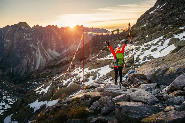 Jovem Caminhante Colorido Fantástica Paisagem Montanha Portão Bandeiras Oração Pôr — Fotografia de Stock