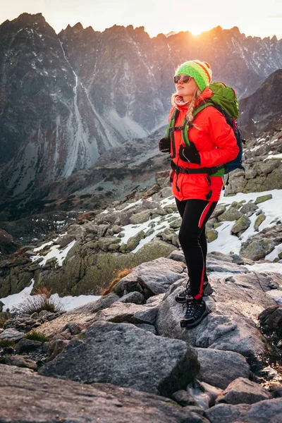 Jonge Wandelaar Kleurrijke Fantastisch Berglandschap Bij Gouden Zonsondergang Buurt Van — Stockfoto
