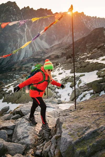 Junger Wanderer Farbenfroher Fantastischer Berglandschaft Der Nähe Von Gebetsfahnen Bei — Stockfoto