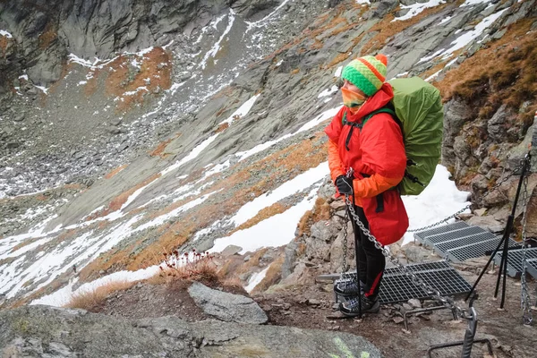 Genç Kadın Turist Kışın Zinciri Yüksek Tatras Üst Kadar Merdiven — Stok fotoğraf