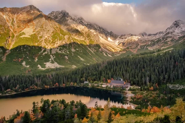 Zapierające Dech Piersiach Popradske Pleso Górskie Jezioro Jego Refleksje Jesień — Zdjęcie stockowe