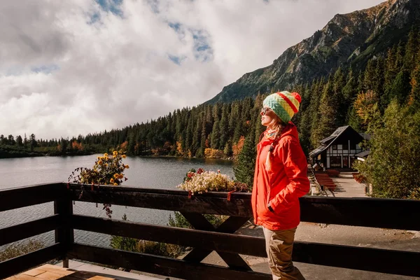 Mujer Viajera Disfrutando Hermoso Lago Montaña Desde Terraza Del Hotel — Foto de Stock