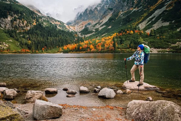 Joven Excursionista Colorido Paisaje Montaña Otoño Oro Cerca Del Lago — Foto de Stock