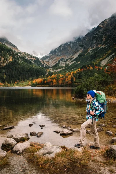Jeune Randonneur Dans Paysage Montagne Coloré Automne Près Lac Popradske — Photo