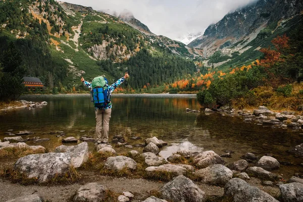 Joven Excursionista Colorido Paisaje Montaña Otoño Oro Cerca Del Lago — Foto de Stock