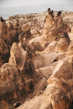 Cappadocia peyzaj, Göreme Köyü, Türkiye'de mavi gökyüzü ile renkli Dervent Vadisi