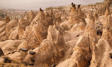 Cappadocia peyzaj, Göreme Köyü, Türkiye'de mavi gökyüzü ile renkli Dervent Vadisi