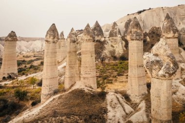 Cappadocia peyzaj, Göreme Köyü, Türkiye'de mavi gökyüzü ile güzel aşk Vadisi