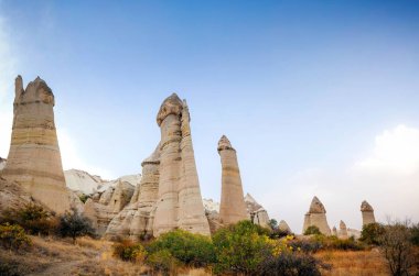 Cappadocia peyzaj, Göreme Köyü, Türkiye'de mavi gökyüzü ile güzel aşk Vadisi