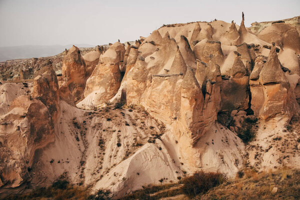 Красочная долина Дервент с голубым небом в ландшафте Каппадокии, деревня Гореме, Турция
