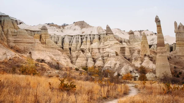 Szép Szerelem Völgy Kék Cappadocia Táj Goreme Village Törökország — Stock Fotó