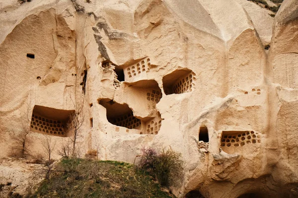 Разрушенный Древний Пещерный Дом Каппадокии Горный Пейзаж Путешествие Турцию — стоковое фото