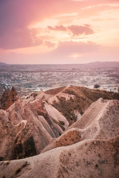 Színes Naplementét Hegyi Canyon Cappadocia Táj Rose Valley Faluban Goreme — Stock Fotó