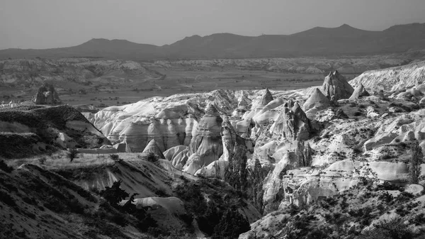 Schöne Schwarz Weiße Berglandschaft Kappadokien Rosental Mit Großen Kalksteinhügeln Truthahn — Stockfoto