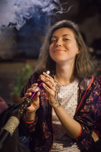 Beautiful Tourist Woman Enjoy Hookah While Traveling Istanbul Turkey High — Stock Photo, Image