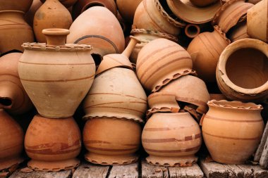 Goreme, Nevsehir kil kaplarda yığın kapatın. Türkiye'nin geleneksel seramik.