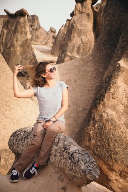 Yürüyüş ve dağ çöl manzarası Kapadokya'da, Türkiye'de seyahat ederken zevk genç turist kadın