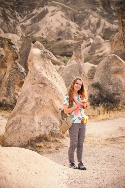 Joven Turista Senderismo Disfrutando Del Paisaje Del Desierto Montaña Mientras — Foto de Stock