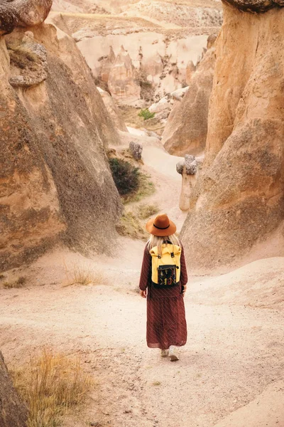 Молодая Женщина Турист Походы Наслаждаться Горной Пустыне Пейзаж Время Путешествия — стоковое фото