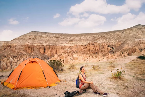 Kleine Toeristische Volk Grote Prachtige Berglandschap Cappadocië Valley Opstand Vrouw — Stockfoto
