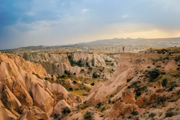 Small Tourist People Big Beautiful Mountain Landscape Sunset Sky Cappadocia — Stock Photo, Image