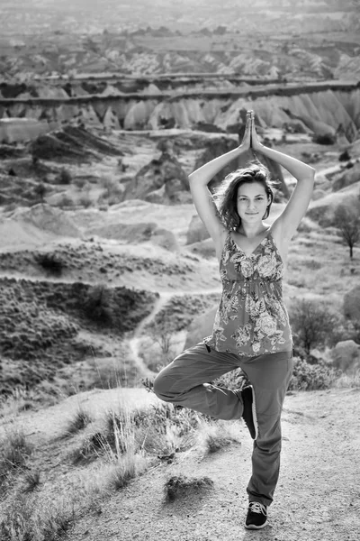 Mujer Practica Árbol Yoga Pose Naturaleza Paisaje Montaña Capadocia Blanco — Foto de Stock