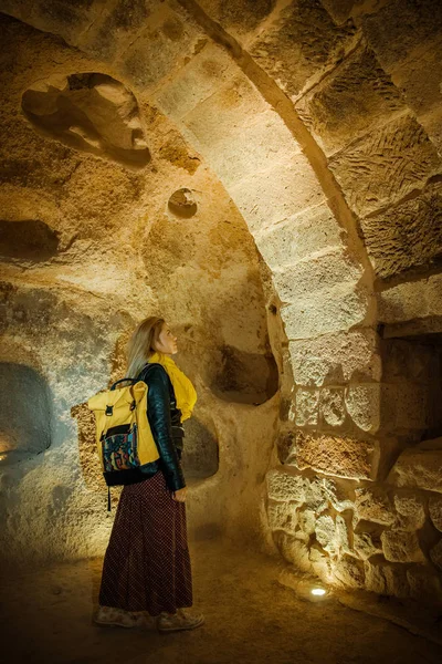 Jeune Voyageur Explorer Château Grotte Uchisar Intérieur Voyage Cappadoce Turquie — Photo