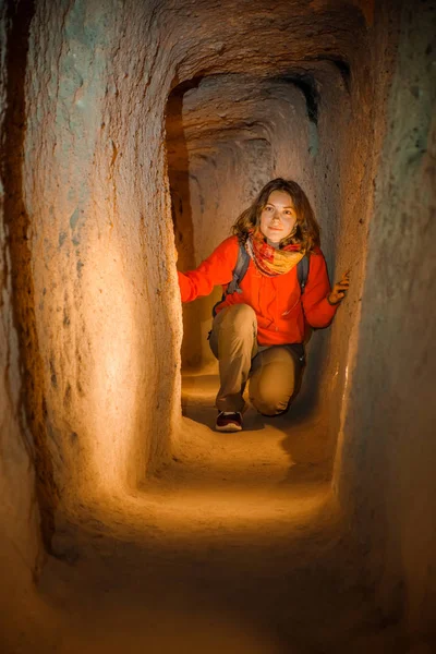 Красивая Туристка Исследует Длинный Узкий Тоннель Древнем Подземном Пещерном Городе — стоковое фото