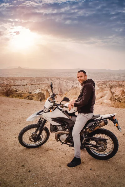 Beau Cavalier Explorer Paysage Vallée Montagne Cappadoce Sur Moto Enduro Images De Stock Libres De Droits