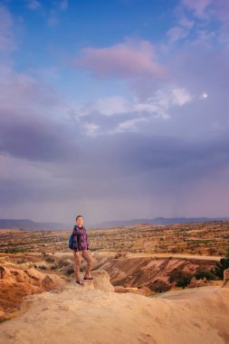Küçük turistik insanlar büyük güzel dağ manzara ve günbatımı gök Kapadokya Gül Vadisi Türkiye'de seyahat manzarasının keyfini çıkarın