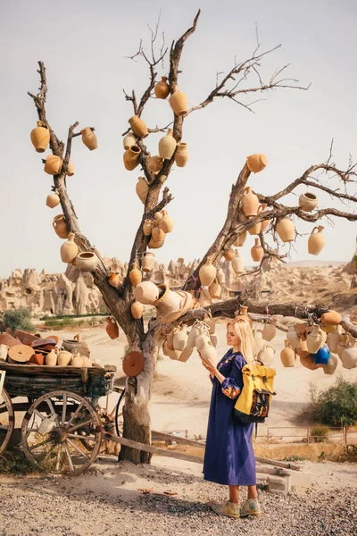 Молодая Туристка Путешествует Пешком Исследует Культуру Каппадокии Гореме Горной Пустыне — стоковое фото