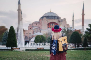 Kadın zevk Ayasofya Sophia Cathedral, ünlü İslam Landmark Camii, Istanbul, Türkiye'ye seyahat güzel görünüm