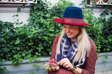 Güzel sarışın kadın zevk bahar yeşil park Istanbul City, Türkiye'ye seyahat
