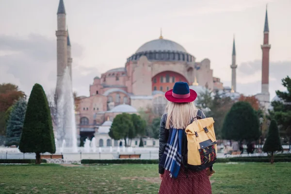 Femeia Bucură Vedere Frumoasă Catedrala Hagia Sophia Faimoasa Moschee Islamică — Fotografie, imagine de stoc