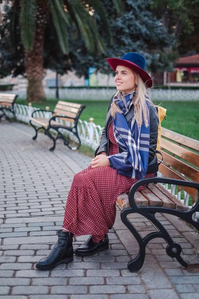 Счастливая Красивая Туристка Шляпе Платье Прогуливается Улице Стамбула Наслаждается Архитектурой — стоковое фото
