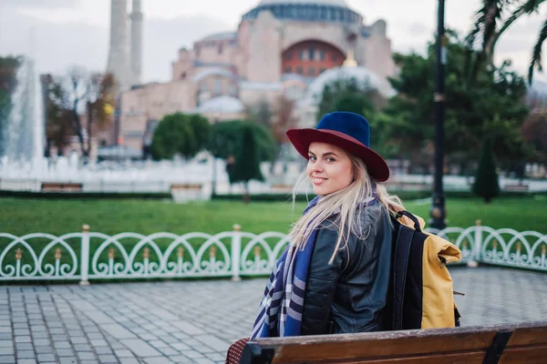 Kvinne Sitter Benken Nyter Vakker Utsikt Aya Sofia Moskeen Reise – stockfoto