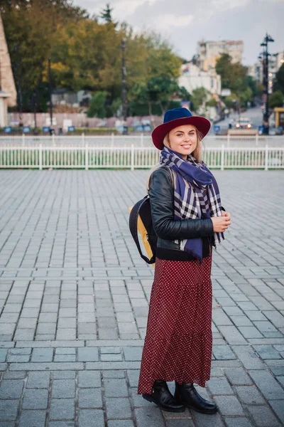 Felice Bella Donna Turistica Cappello Vestito Piedi Sulla Strada Istanbul — Foto Stock