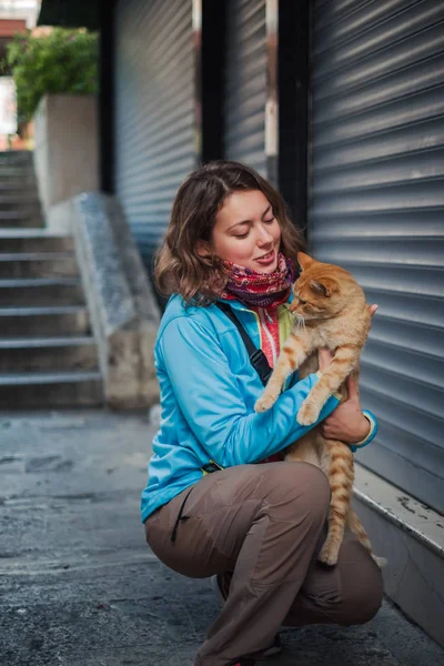 美しい女性の肖像画と赤のホームレス猫に支払います ペットのための愛と楽しい感情 — ストック写真